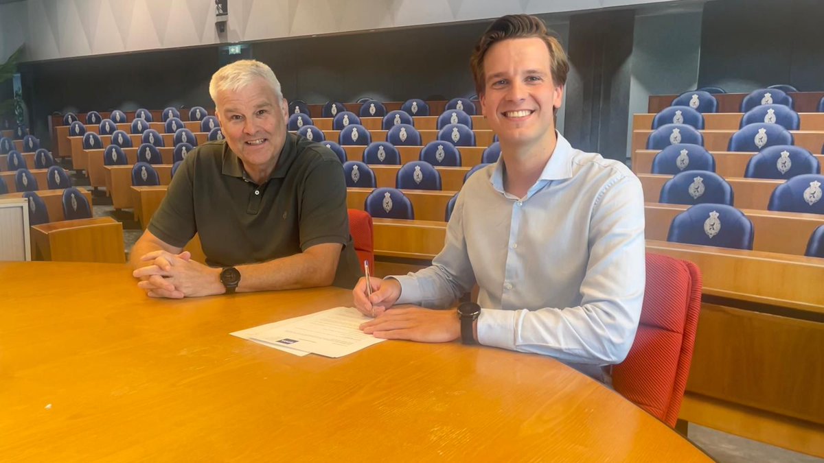 eppanederland's tweet photo. Het nieuwe parlementaire jaar brengt ook nieuwe collega’s! Allereerst Bas Muntinga, oud-beleidsmedewerker bij Buitenlandse Zaken en het Ministerie van Financiën. 

In onze nieuwe blog maken we kort even kennis.

https://t.co/bqvOTi04sH https://t.co/dTyJfz4C0u