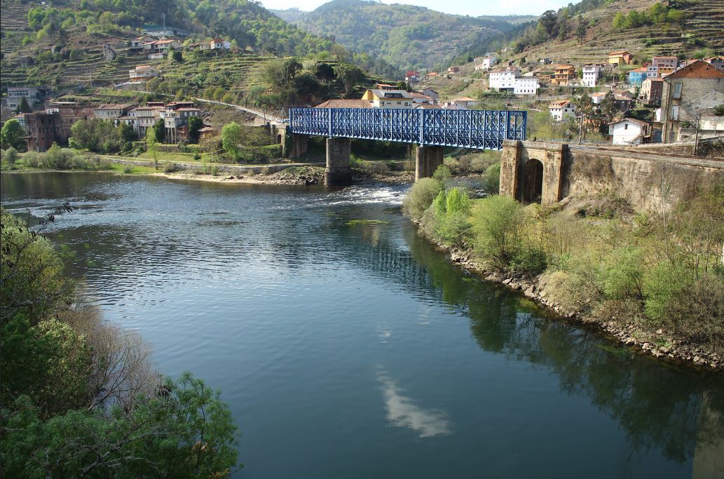 Instituto Geográfico Nacional-O.A.CNIG (@ignspain) on Twitter photo <a href="/transportesgob/">Ministerio Transportes y Movilidad Sostenible</a> <a href="/CH_MS/">CHMS</a> <a href="/mitecogob/">Transición Ecológica y Reto Demográfico</a> 🏔️Pero el Miño ha recorrido menos, unos 173 km en una cuenca de 6140 km².
🏞️Generalmente, la jerarquía entre ríos se efectúa teniendo en cuenta en su confluencia al que tiene más caudal, cuenca vertiente o más longitud.
#desembocadura #galicia <a href="/transportesgob/">Ministerio Transportes y Movilidad Sostenible</a> <a href="/CH_MS/">CHMS</a> <a href="/mitecogob/">Transición Ecológica y Reto Demográfico</a> 🏔️Pero el Miño ha recorrido menos, unos 173 km en una cuenca de 6140 km².
🏞️Generalmente, la jerarquía entre ríos se efectúa teniendo en cuenta en su confluencia al que tiene más caudal, cuenca vertiente o más longitud.
#desembocadura #galicia