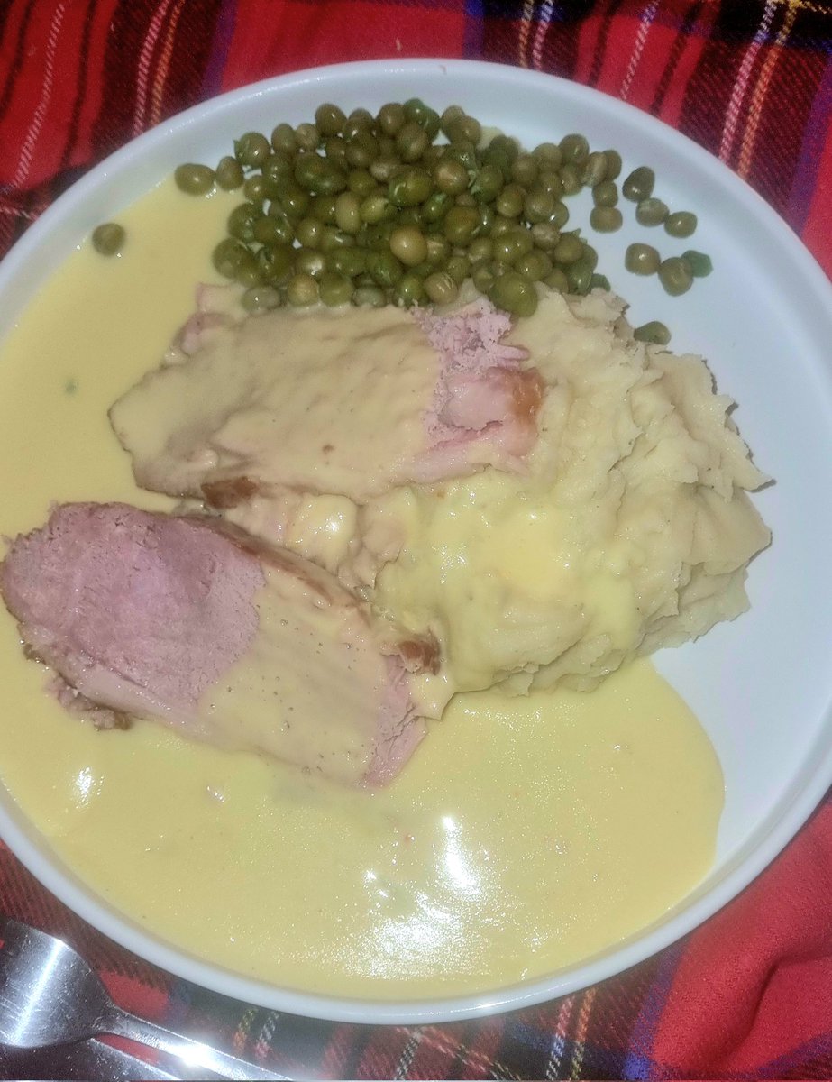 AwTroon's tweet photo. Keeping it simple today. Put a nice wee gammon on to cook this morning. Plain, simple mash tatties. Aye, tinned peas and a wee homemade cheese sauce. N o over complicating life today #ScottishKitchen #Foodie https://t.co/rOQUMZcALP