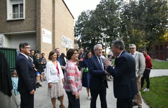MartineAubry's tweet photo. Avec le préfet &amp; le DASEN, nous avons souhaité une bonne rentrée aux petits Lillois. L’occasion de rappeler le soutien de @lillefrance aux familles : gratuité des fournitures scolaires, baisse des tarifs de l’accueil périscolaire &amp; maintien des tarifs de la restauration scolaire. https://t.co/1Ry4XGAdGV