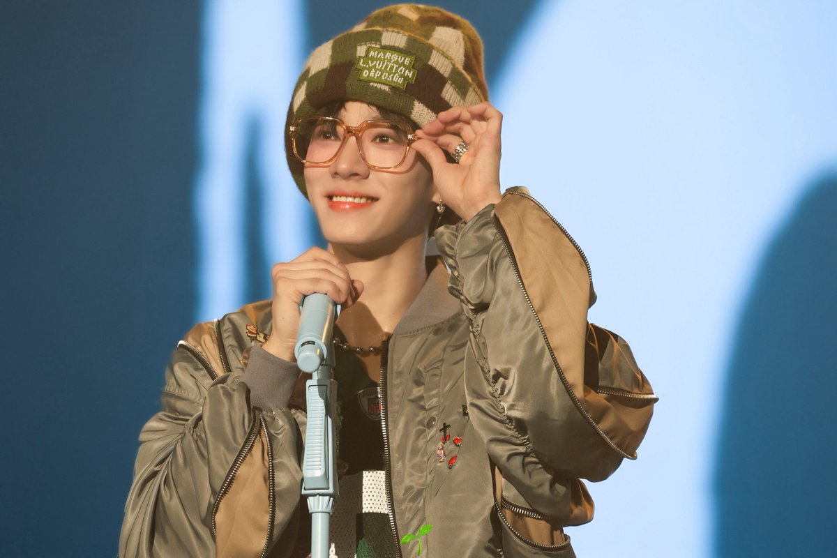 weed_the_lawn's tweet photo. 240818 OBSESSED 이기광 솔로콘서트

라이트들이 안경 좋아하는건 어떻게 알고 또 💚

#하이라이트 #비스트 #이기광 #HIGHLIGTH #BEAST https://t.co/Dufqt02cg7