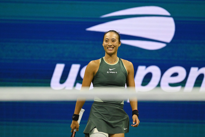 PDChinese's tweet photo. 【再勝維基奇   鄭欽文挺進八強】1日，2024年美國網球公開賽展開單打第四輪爭奪，賽會7號種子、中國「金花」鄭欽文2:1擊敗克羅地亞選手維基奇，晉級女單八強。這是兩人近期第二次交手。在一個月前的巴黎奧運女單決賽中，鄭欽文擊敗維基奇奪冠。 https://t.co/SaQJFflYbC