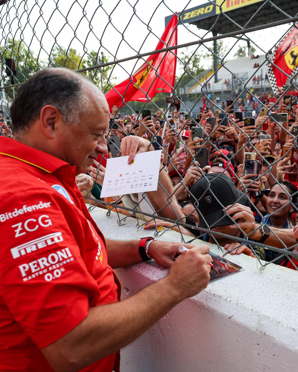 ScuderiaFerrari's tweet photo. Fred 🤝 Fans

#ItalianGP #F1 https://t.co/YOVgBBZtO2