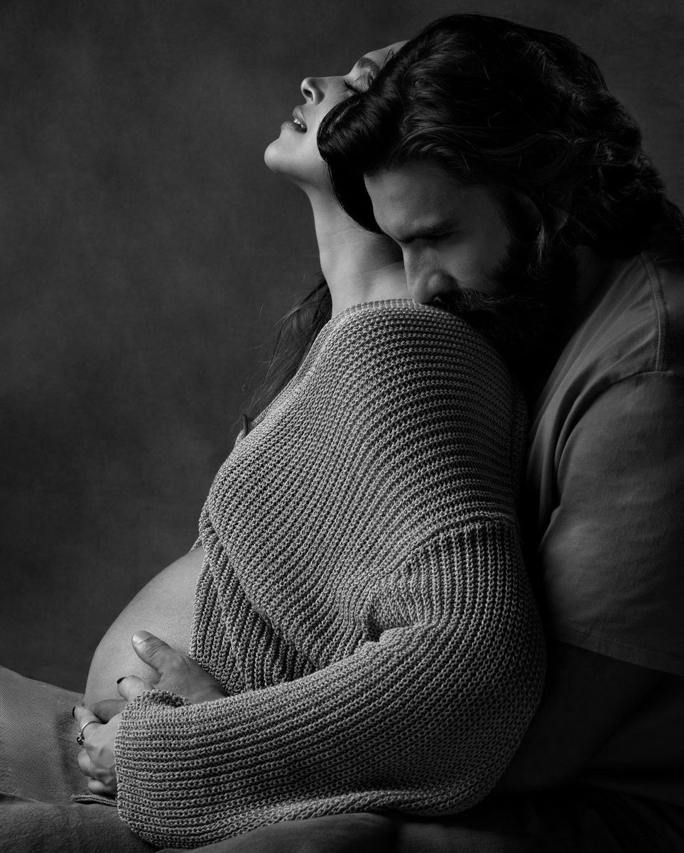 filmfare's tweet photo. Breathtaking!🤌🏻

Check out these pics from #DeepikaPadukone and #RanveerSingh's maternity shoot. 

#Celebs https://t.co/08E7LlublZ