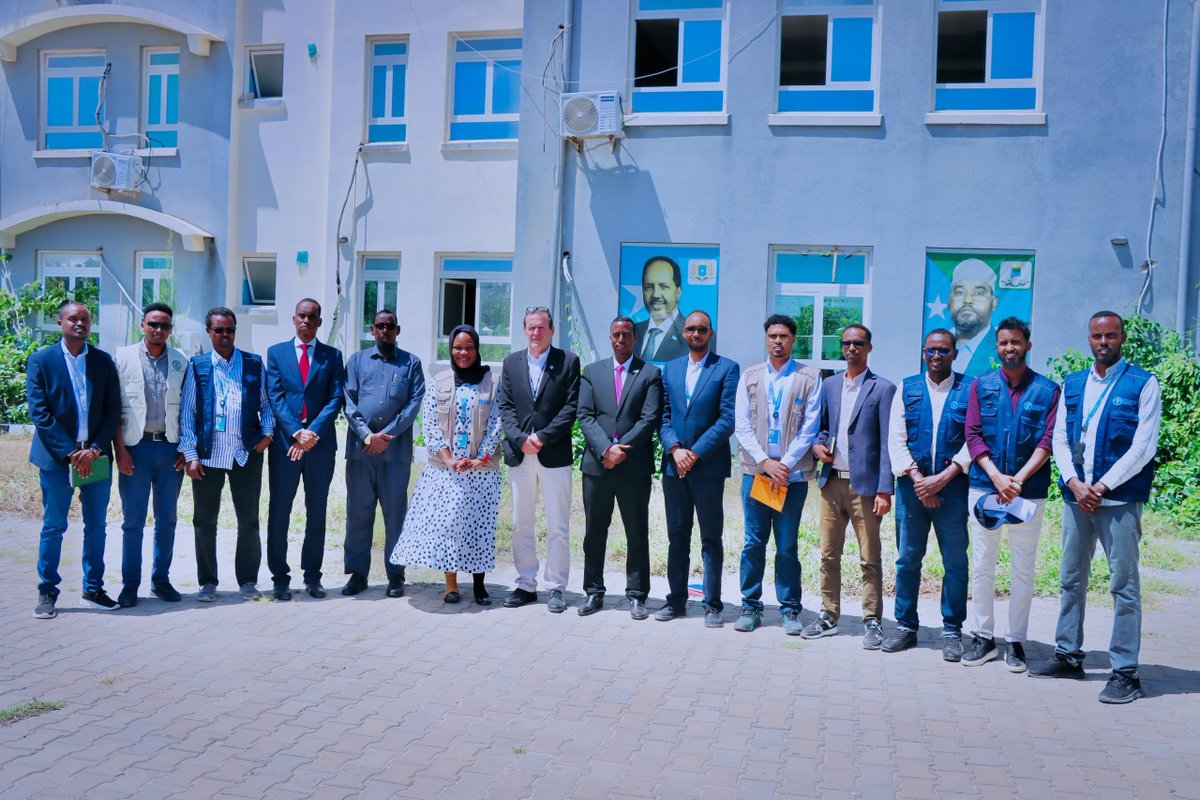 FAO in Somalia (@faosomalia) on Twitter photo 📍Kismayo
The #Jubaland Ministry of Livestock, Forestry & Range has presented an appreciation award to the <a href="/FAO/">Food and Agriculture Organization</a> Representative, <a href="/EPeterschmitt/">Etienne Peterschmitt</a>, in recognition of <a href="/FAO/">Food and Agriculture Organization</a> 's collaboration with the Ministry & contribution to livestock sector development in #Jubaland & #Somalia. 📍Kismayo
The #Jubaland Ministry of Livestock, Forestry & Range has presented an appreciation award to the <a href="/FAO/">Food and Agriculture Organization</a> Representative, <a href="/EPeterschmitt/">Etienne Peterschmitt</a>, in recognition of <a href="/FAO/">Food and Agriculture Organization</a> 's collaboration with the Ministry & contribution to livestock sector development in #Jubaland & #Somalia.