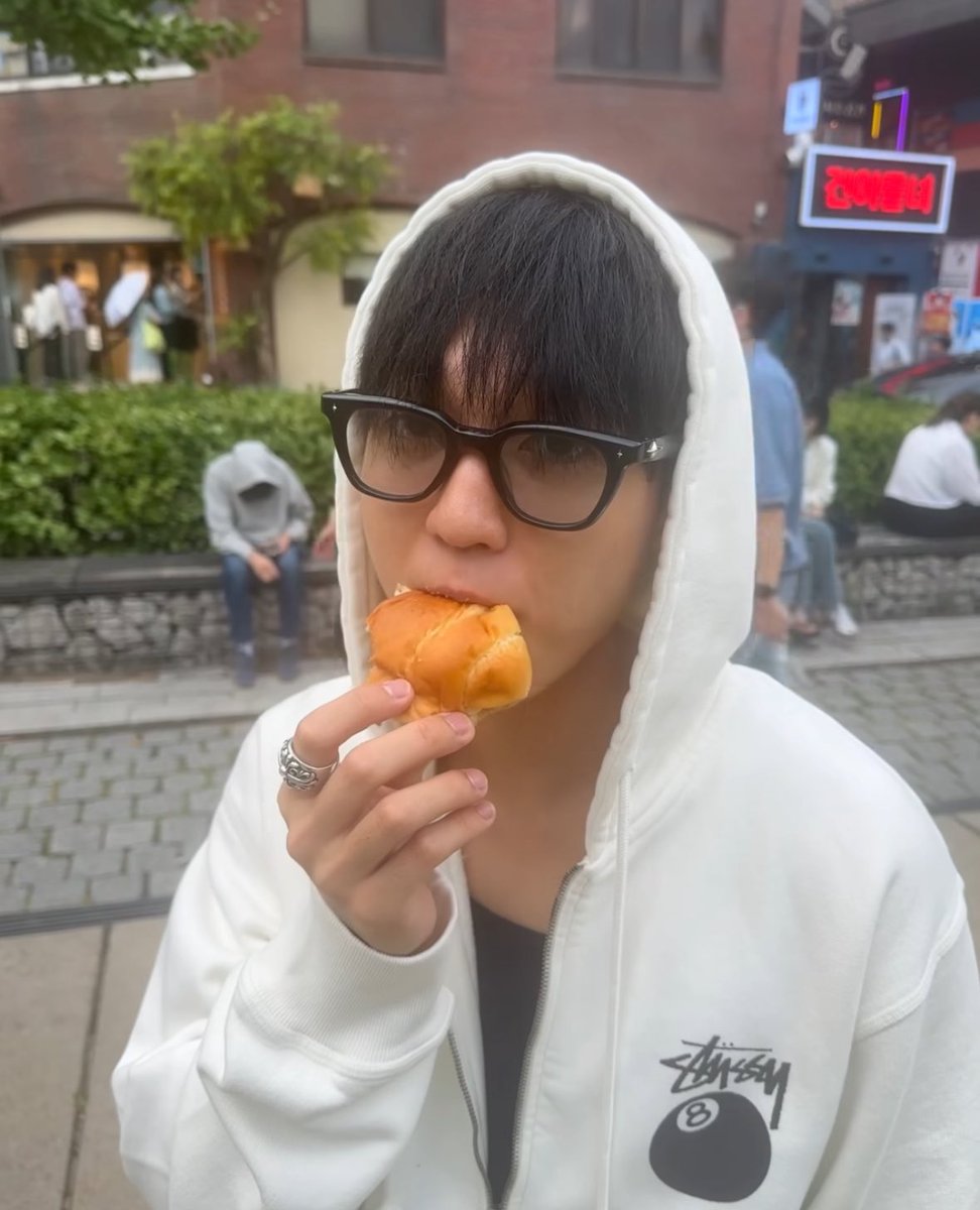 kozyground's tweet photo. gist finally took off his beanie 😭😭😭😭 https://t.co/CdScy8OEol