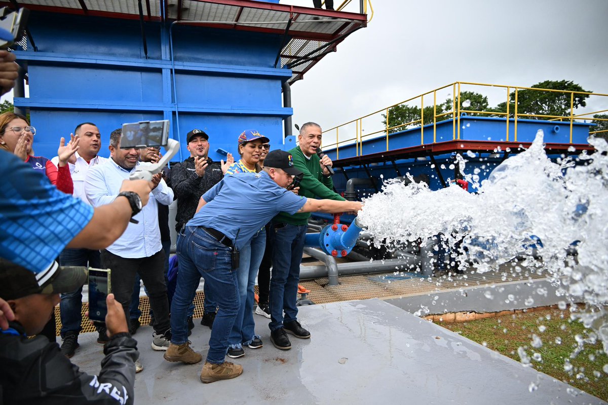 amarcanopsuv's tweet photo. Más agua para UPATA!!! 
Desde el Acueducto Cupapuicito estamos triplicando la cantidad producción de agua potable para nuestro pueblo . Gracias Presidente @NicolasMaduro por tanto apoyo @minaguasoficial @tatachavista https://t.co/6FQinwfBIt