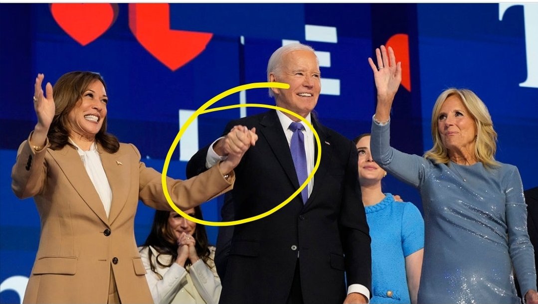 SusieWenner's tweet photo. WHY does she always have to hold someone's hand on stage????? https://t.co/fL2X2kBdLh
