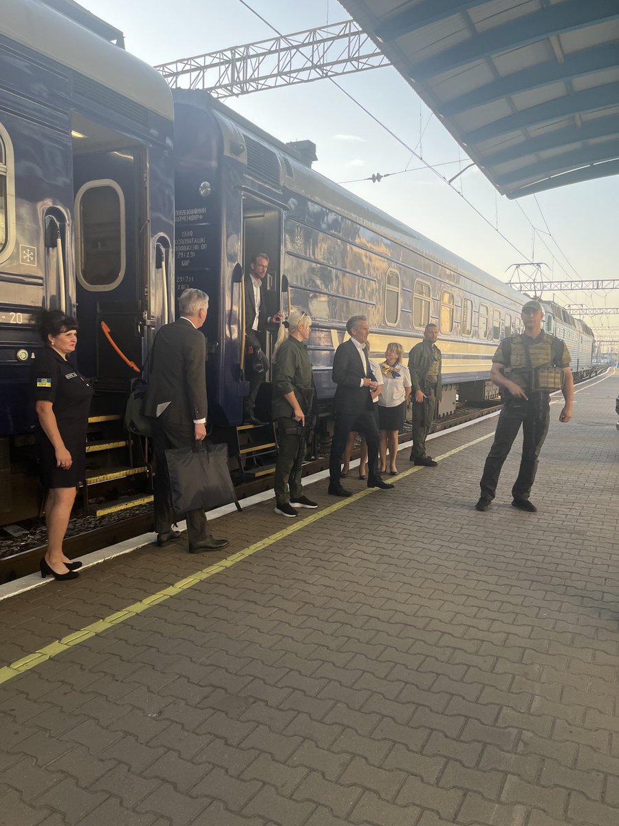3Bergen's tweet photo. Nieuws: zojuist was Dick Schoof voor het eerst als premier in #Oekraïne. Samen met president Zelensky bezocht hij in #Zaporizja een ondergrondse school, en de door de Russen kapotgeschoten waterkrachtcentrale. “Je voelt hier dat je dicht bij het front bent.” https://t.co/1TYmWnKsBV