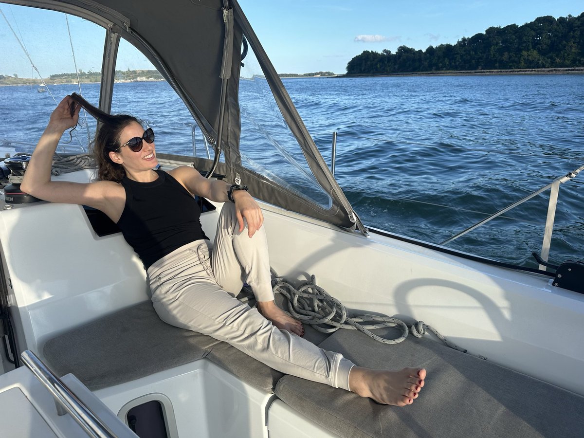 Labor Day weekend casual 🌅⛵️in the #Boston harbor islands with friends. Missing summer already, as we drift into the 🍁and #newengland #sailing season slows