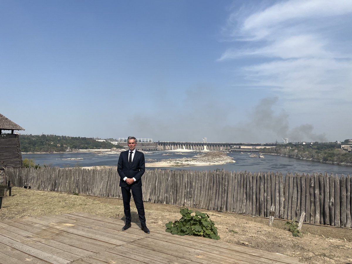 Nieuws: zojuist was Dick Schoof voor het eerst als premier in #Oekraïne. Samen met president Zelensky bezocht hij in #Zaporizja een ondergrondse school, en de door de Russen kapotgeschoten waterkrachtcentrale. “Je voelt hier dat je dicht bij het front bent.”
