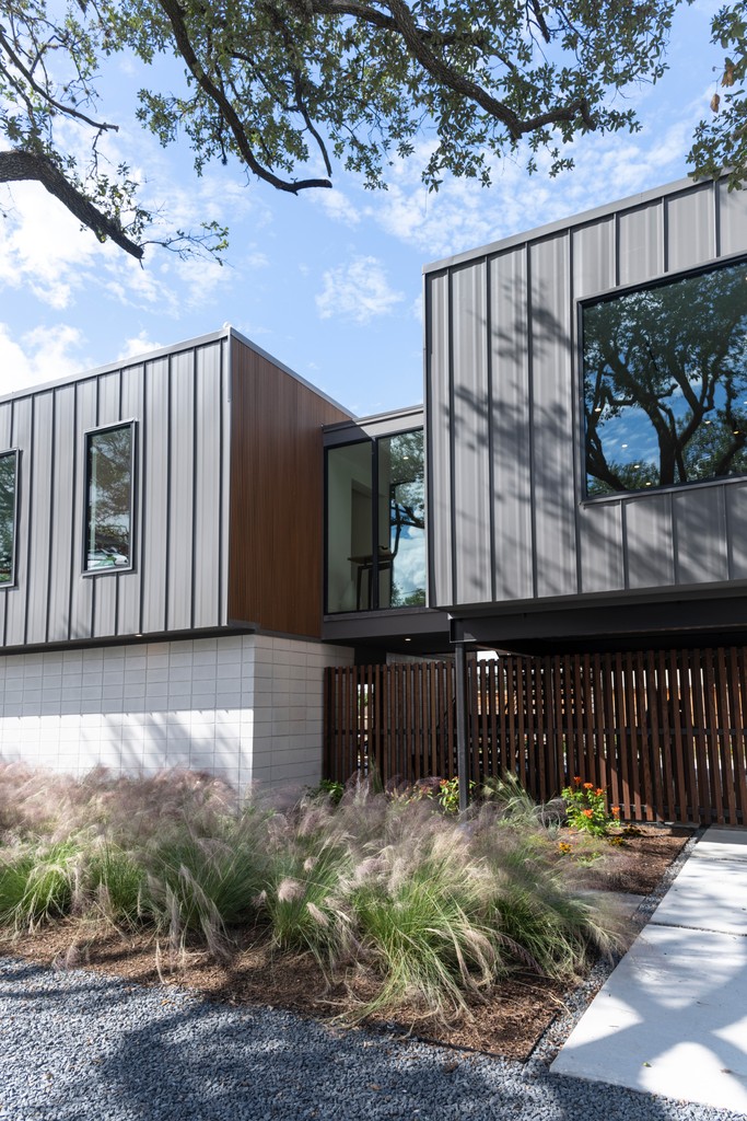 intexure's tweet image. Crafted for contemporary living, this residence features a spacious layout and a warm, modern aesthetic. Reach out to learn more. #customhome #designandbuild #designbuilt #houstonarchitect #houstonarchitecture #contemporaryhome #modernarchitecture