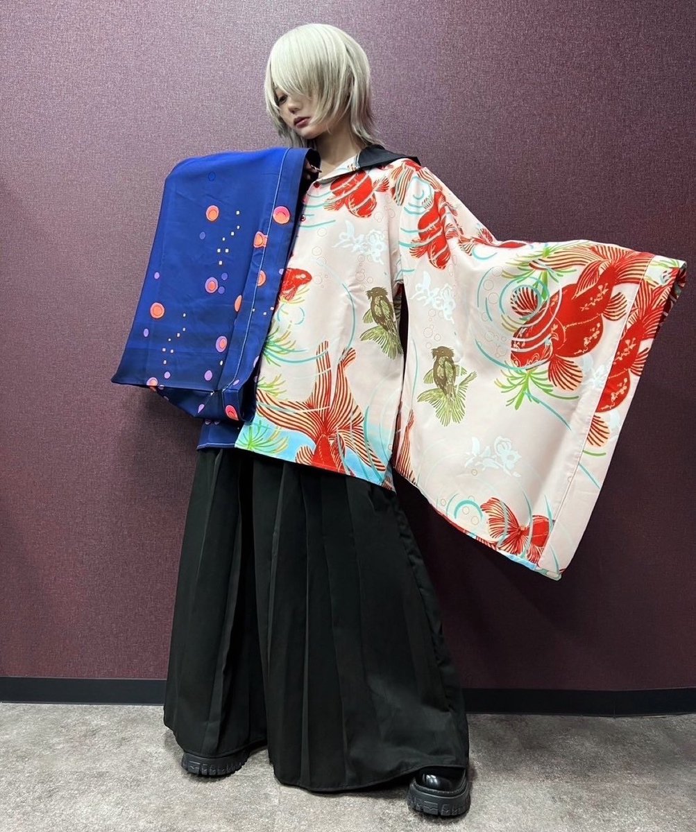 NieR_tokyo's tweet photo. 🎁短期プレゼント企画🎁

フード付き着物風袖
TWO-TONE SHIRT【金魚×蛍】

🎁3名様にプレゼント🎁

◼応募方法
フォロー(@NieR_tokyo) &amp; リポスト
◼締切〆  9月7日24時

ユニセックスアイテムです。

※鍵垢の方も対象内です。

是非ご参加ください🙇‍♂️🙇‍♀️ https://t.co/oxWPGeEmjX