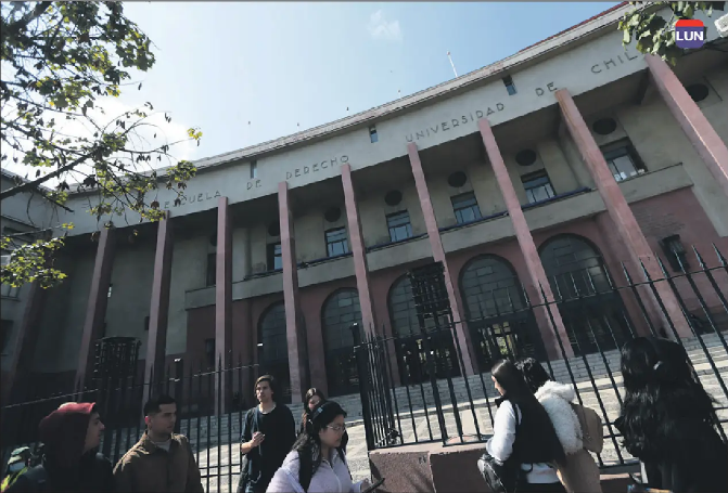 derechouchile's tweet photo. #Prensa | Estudio Cadem: las Facultades de Derecho con mayor prestigio de Chile | @derechouchile destaca en sondeo y profesor Francisco Agüero @faguerov  | 🔗 Revisa la noticia completa en @lun aquí 👉🏻 https://t.co/f6w1WtkxFr https://t.co/lmwxk3r3To