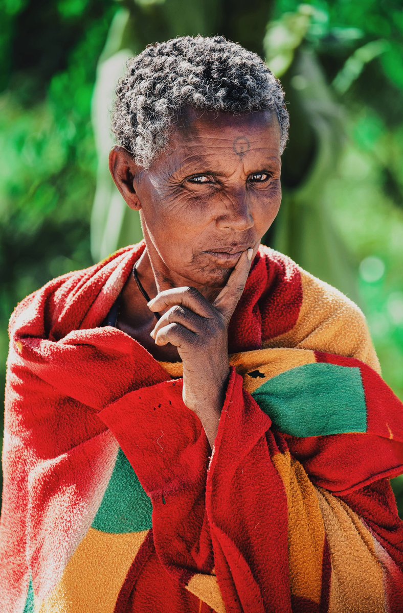 ስርዓት ፣ ትህትና ፣ ከልብ ማሠብን ከሚያስታውሰኝ ጥቂት ምሥሎች መካከል ይሄኛውን ልጋብዛችሁ። 

መታሰቢያነቱ ፩ :- ካለማወቅ ብዛት ባለሀገር (ባላገር) ፣ ገበሬ ፣ ገጠሬ እያልን ለስድብነት ለተጠቀምናቸው ቀናት ይሁንልኝ። 

#Ethiopia