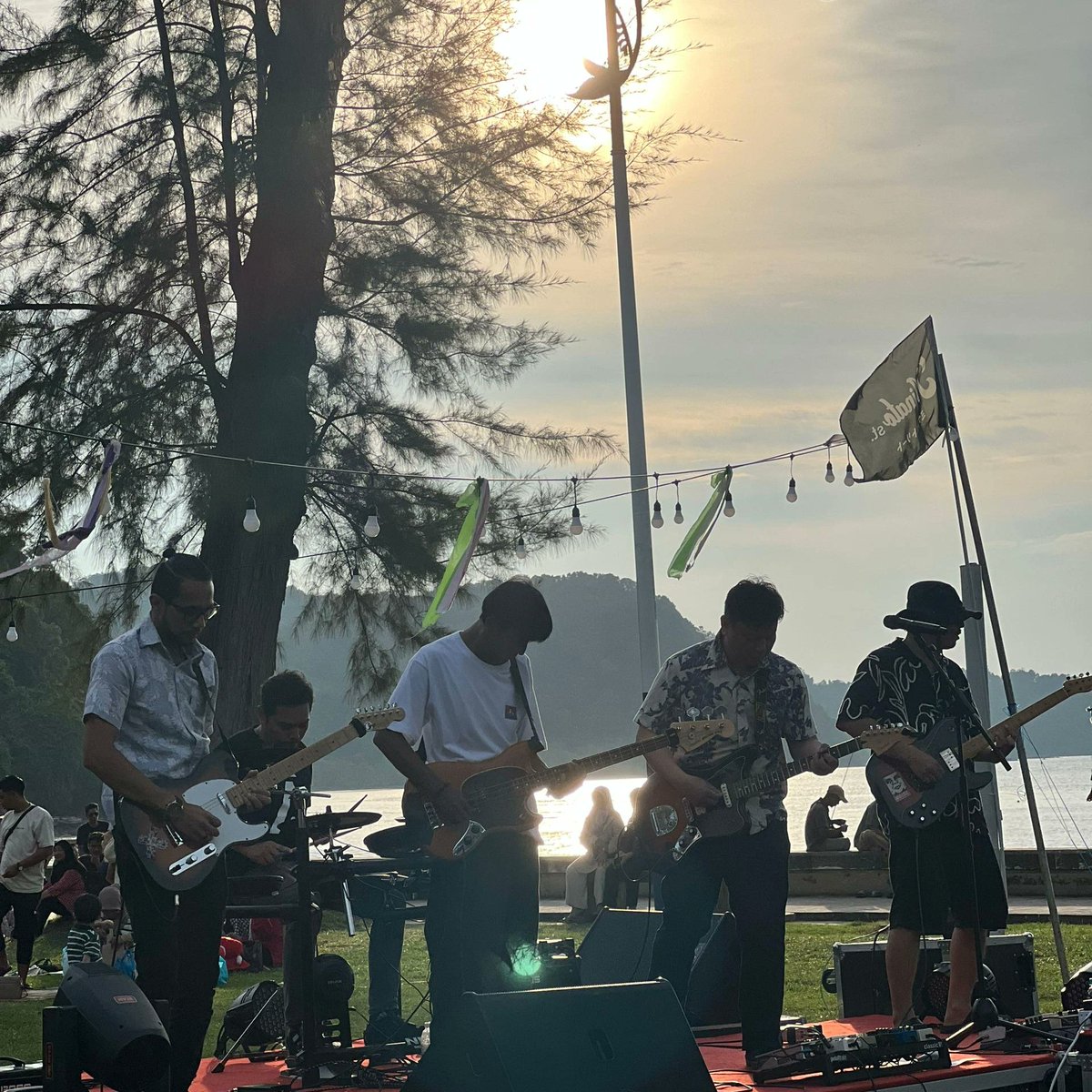 respect the pedalboard 😆

Serbamakneka Fest 2.0
Pantai Merdeka, Kedah.