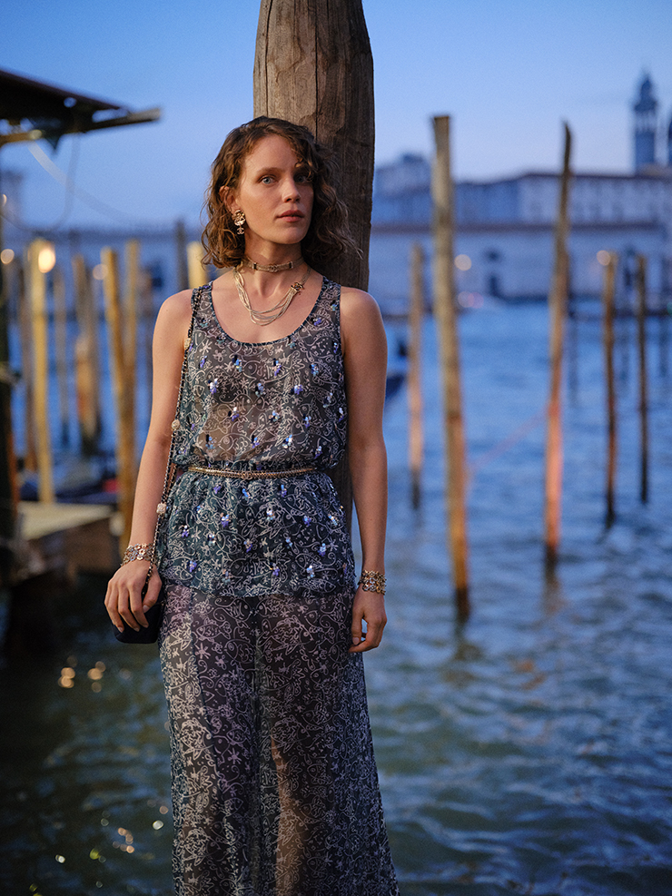 Chanel’s Venice Film Festival Dinner with Tilda Swinton, Mariana Di Girolamo, Greta Bellamacina, Carlotta Gamba, and Haley Bennett

redcarpet-fashionawards.com/2024/09/02/cha…