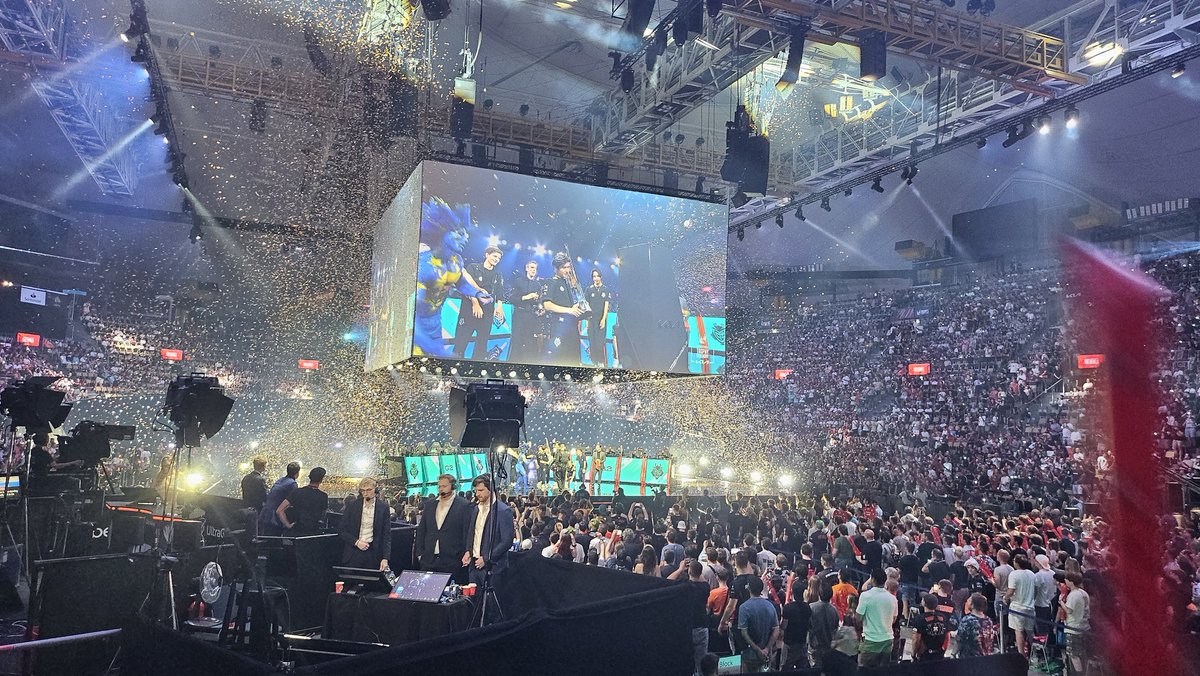 Dave Onylight tweet media