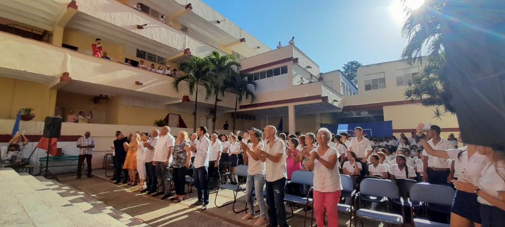 DeivyPrezMartn1's tweet photo. AHORA MISMO! Inicia Curso Escolar en #SanctiSpíritusEnMarcha 
#DeRegresoALasAulas https://t.co/ngRXhws6WT