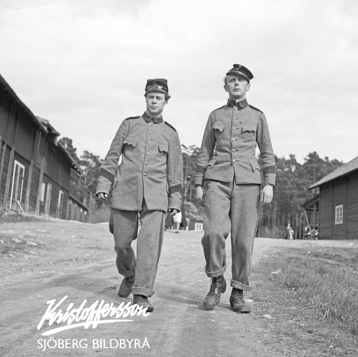 Sjobergbild's tweet photo. 91:an Karlsson "Hela Sveriges lilla beväringsman" hade Sverigepremiär den 2 september 1946 på biograferna Palladium i Eslöv och Rio i Malmö.
Gus Dahlström - 91:an Karlsson
Holger Höglund - 87:an Axelsson
#film #premiär #idag #Sverige #militär #filmer https://t.co/nvslY6ZsOw