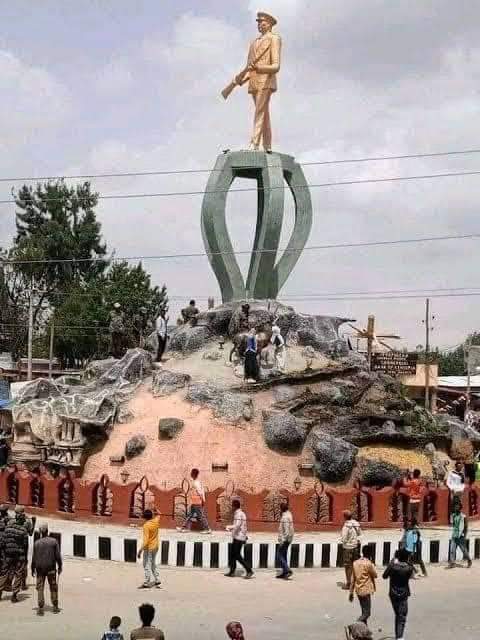 የጀግናውን የራስ መኮንን ሀውልት አፍርሶ በሱማሊያ ጦርነት ወቅት ከሱማሊያ ጦር ጋር ወግኖ ኢትዮጵያን ለወጋው ባንዳው ዋቆ ጉቱ ሀውልት ያነፀ የብልጽግና ስርአት አሁን ኑ አንድ ሆነን አገርን እናድን የሚል ጥሪ ለማወጅ የሚያስችል ንቀት እንጂ ድፍረት