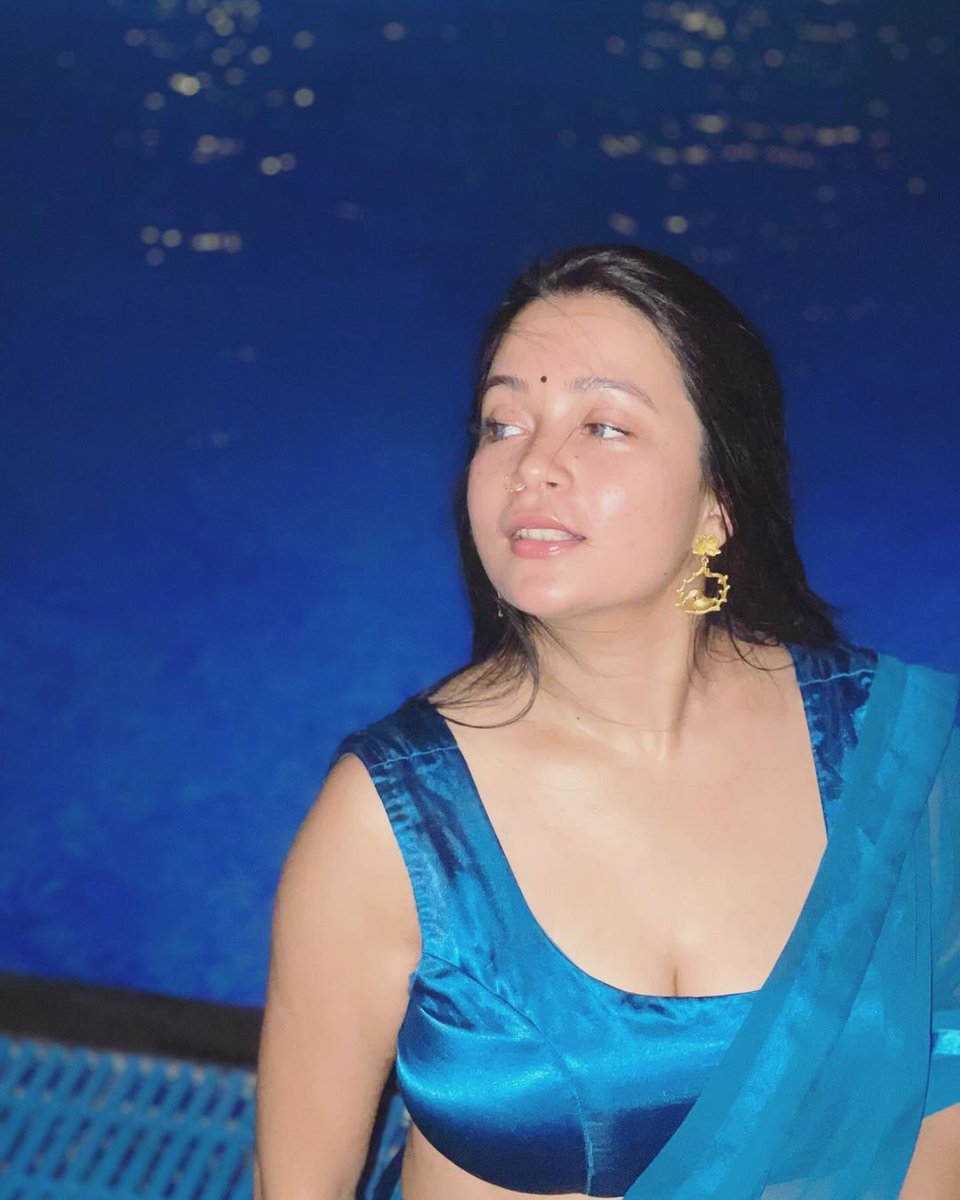 Senha31's tweet photo. #sareebythepool #SimpleButNotEasy
#frillsaree #poolingaround
#beauty #lifestyle #fashion
#happy https://t.co/aGlymMhVim