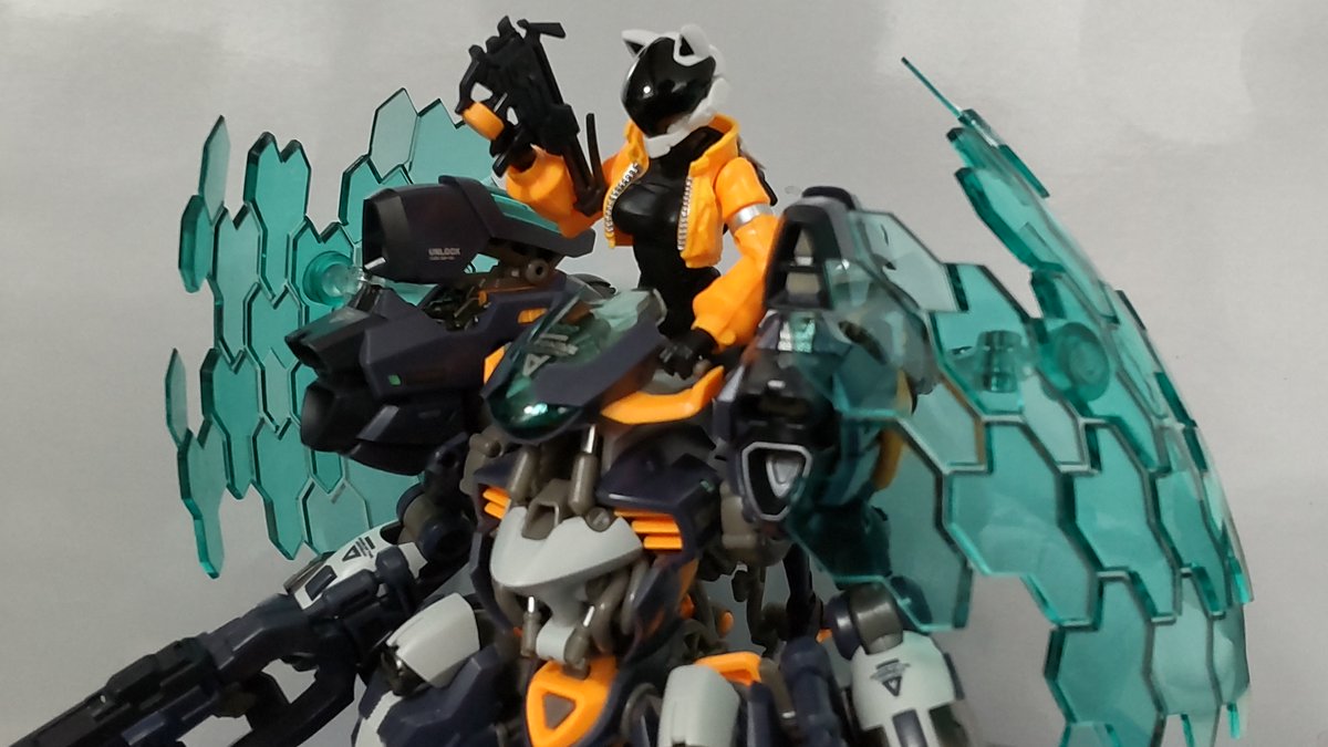 JET4AG's tweet image. #核誠治造 #ROBOTBUILD AutoNine 九號電姫
2時間ほどかけて、飾る際のポージングを試行錯誤していました。
こういう時間はとても楽しい時間。
武器は左右それぞれミドルとショートレンジの銃を持たせ、長物は腰背面に設置。
パイロットは騎乗用パーツを使わず、立ち乗りで銃を持たせました。