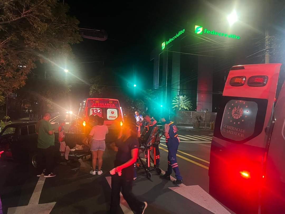 todomotorsv's tweet photo. #MientrasUdDormia | Dos mujeres resultaron lesionadas en accidente de tránsito, entre ellas una menor de edad 🇸🇻

Elementos del Sistema De Emergencias Médicas 132 atendió a dos mujeres de 11 y 56 años, quienes resultaron lesionadas en un accidente de tránsito que tuvo lugar en la madrugada.

Esto sucedió entre la 25 avenida Norte y 23 calle Poniente, San Salvador.