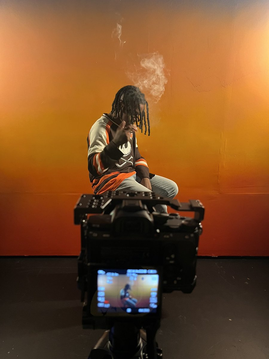 ixeixethefye's tweet photo. After 6 years, the Pressure music video is on the way!!!
Keep streaming for it to drop 

https://t.co/18njgq5jZ2 https://t.co/LbJyTxk6Tu