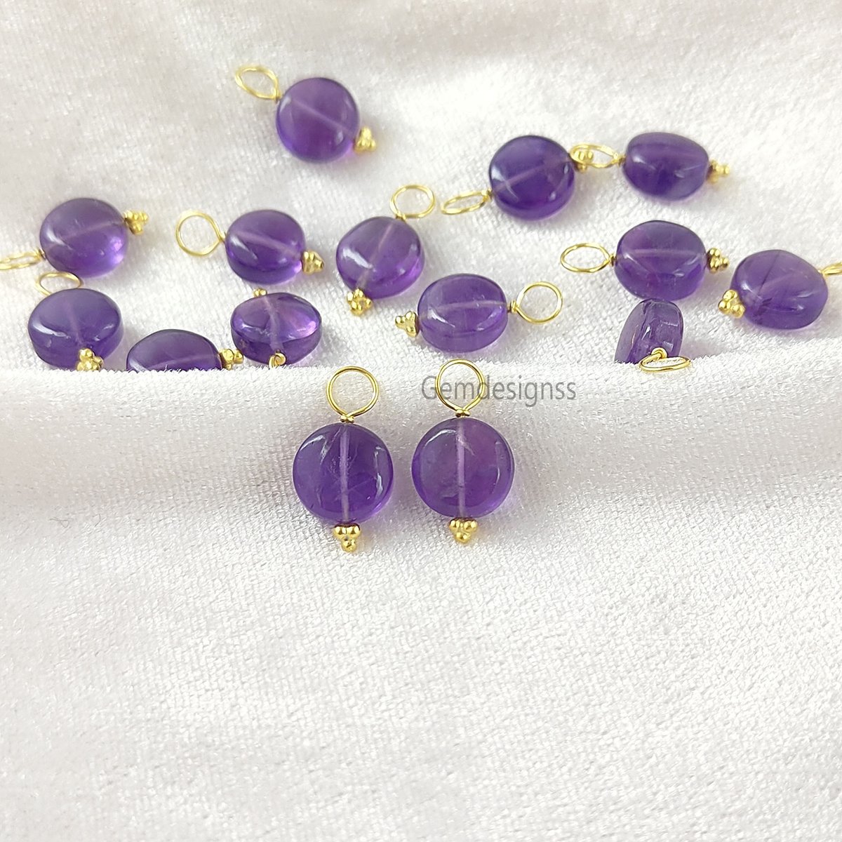 Gemdesignss1's tweet photo. 𝗔𝗺𝗲𝘁𝗵𝘆𝘀𝘁 𝗥𝗼𝘂𝗻𝗱 𝗚𝗲𝗺𝘀𝘁𝗼𝗻𝗲 𝗣𝗲𝗻𝗱𝗮𝗻𝘁 💜
𝗦𝗵𝗼𝗽 𝘁𝗵𝗶𝘀 𝘁𝗵𝗿𝗼𝘂𝗴𝗵 👇
#amethystpendant #naturalpamethyst #roundpendant #925sterlingsilverpendant #februarybirthstone #Coolie 
#DeepikaPadukone #gemdesignss #BhoolBhulaiyaa3 https://t.co/lvRXKVjlyc
