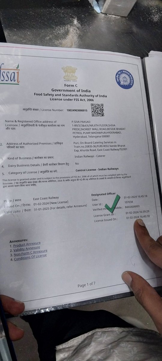 sunil_pks's tweet photo. Aaj mujhe #Bandebharat me bahut kharrab food service mila he ... tea &amp; snack late serve kia gaya &amp;  #Expired juice serve kia gaya ...me Shri @AshwiniVaishnaw ji se request 🙏 karta hun ki isme Jo vendor jimedaar he usko sabak mile ki dubara Esa galti na kare https://t.co/zofpcxISjn
