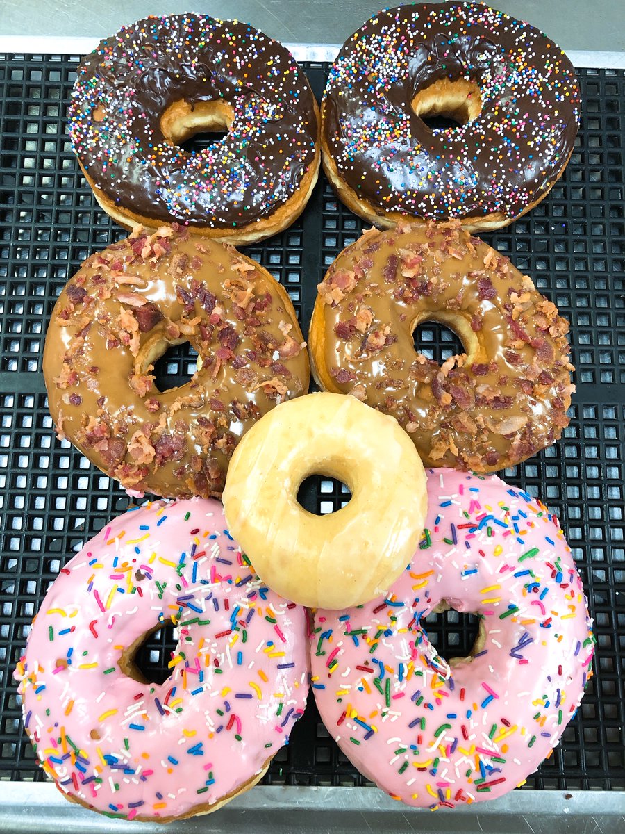 momosdonuts's tweet photo. Yeah buddy! We’re open on Labor Day &amp; i was even on time today 🤣
#momosdonuts #bombolonidonuts #welovedonuts #yummydonuts #donutshots #donuts #donutsofinstagram #donutsdonutsdonuts #tiramisucake #glazeddonut #mejuri # #dunkgram  #doughnuts  #mocha #doceria #mogains https://t.co/IbyP84U5Vw