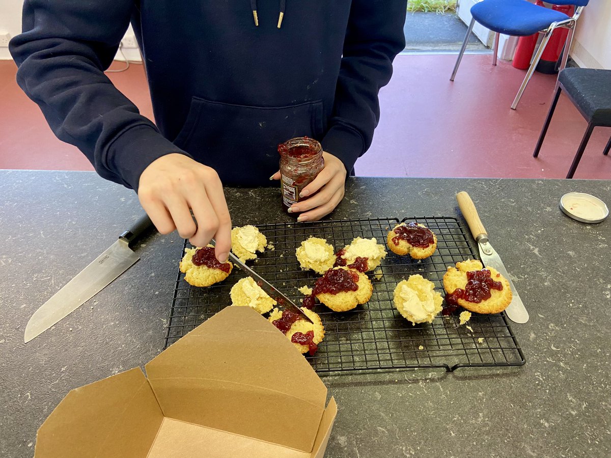 SOGSkypoint's tweet photo. Practical cookery class baked delicious Victoria sponge cupcakes today. #Baking #Practicalcookery #Teamwork https://t.co/MgvSDjrRcY