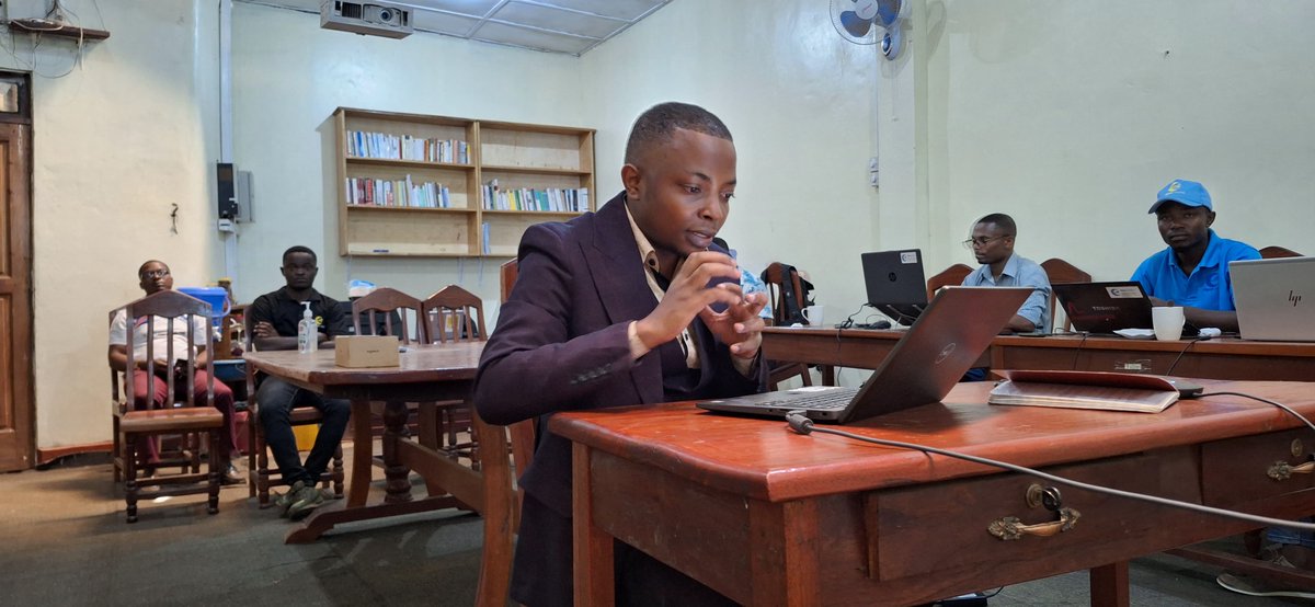 AngazaInstitute's tweet photo. .@DavidMutabesha, boursier #ResourceRush, a soutenu son mémoire de Master en sociologie-anthropologie à @UCLouvain_be, avec le soutien d'@ARESfwb_be.
Saluons son engagement dans la recherche sur la Political ecology de la coopération au développement sous la direction @bcoolsaet! https://t.co/6JNlvq51XP