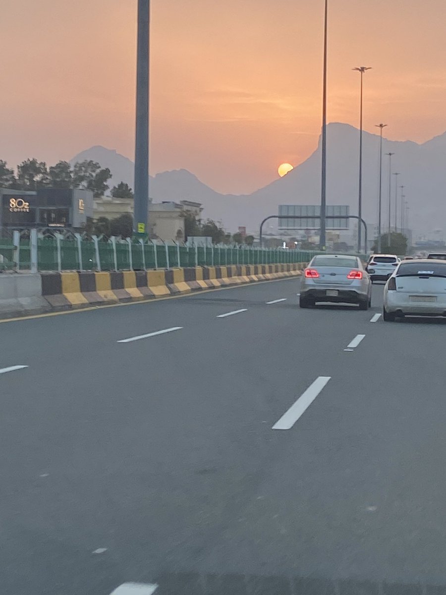 Sh_Idris's tweet photo. Golden time, sunset at the mountains of the holy city Makkah Al Mukarramah, specially the mountain of “Ghar Thawr” where the Prophet Pbuh and his closest companion abubakar were hide during the Hijra to Medina. It was the smart strategy of the prophet pbuh to go towards the south instead of the north, towards Medina, to confuse the polytheists.