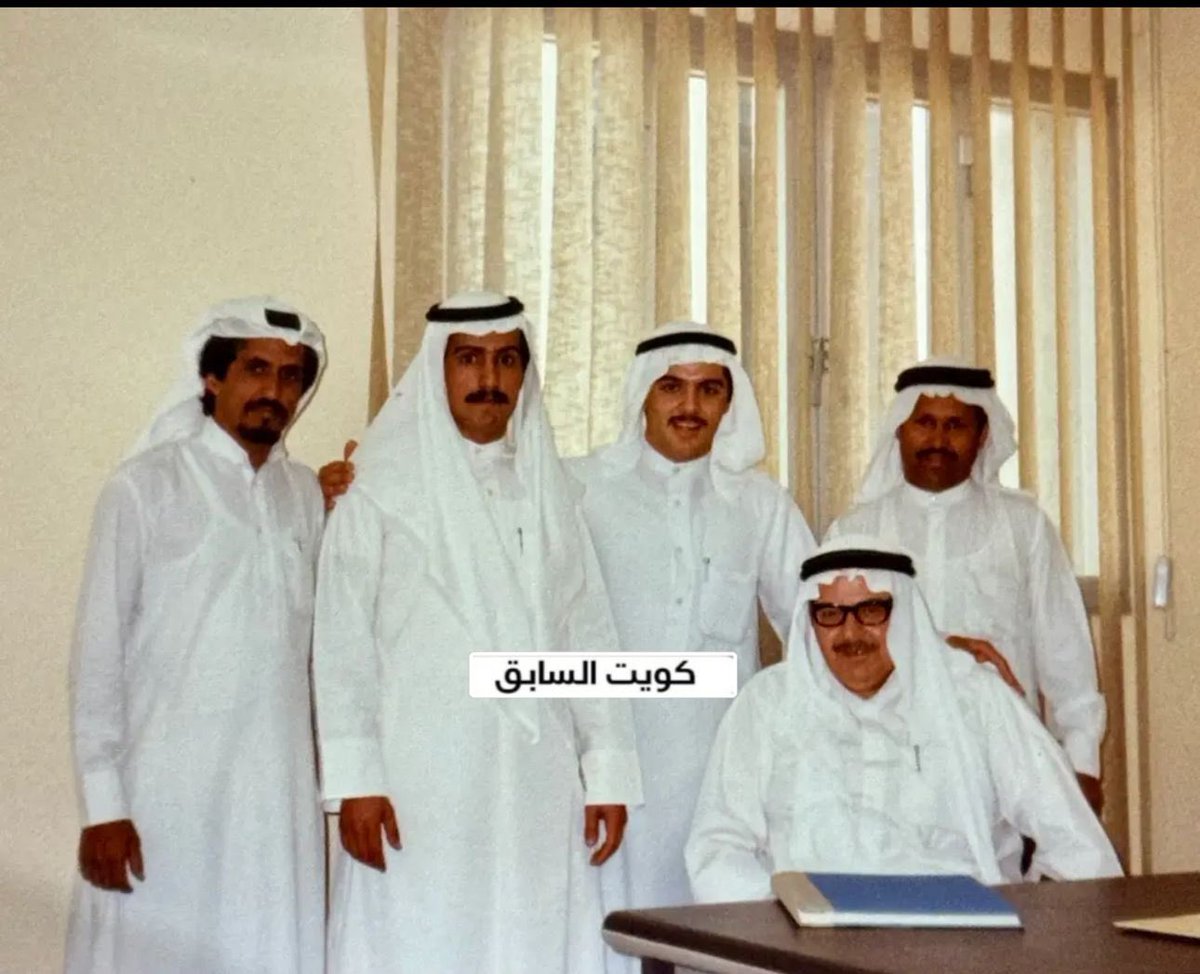 الجالس مدير تحقيق محافظة الجهراء المرحوم ابو بكر الشوا من اليمين المحقق خلف العنزي والمحقق عبداللطيف العوضي ورئيس التحقيق والنائب السابق وليد الجري وكاتب التحقيق محمد هويمل سنة 1983
