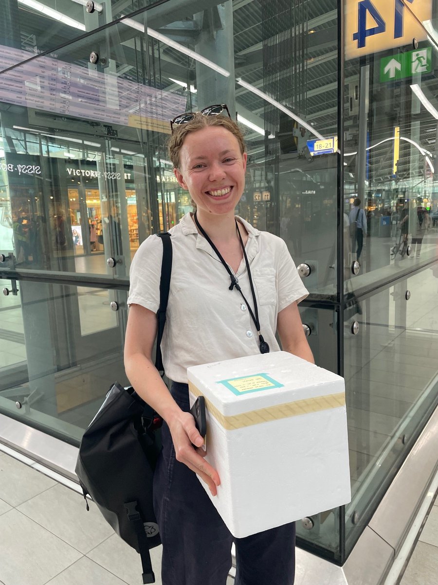 This is how we do science. Els (Bilthoven) needs small molecules for a macrophage experiment, finds them online in the Cellab database (TU/e). Maaike Bril is kind enough to put them in a box, and I meet Els at Utrecht central during my commute. All in the blink of an eye.