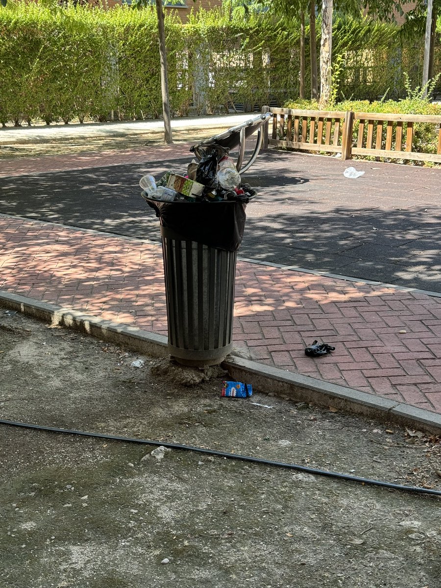 carlosdimo's tweet photo. Este es el estado de las papeleras de los alrededores de el centro de pádel de el barrio de el caracol , justo en la zona de parque infantil @Ayto_Valdemoro https://t.co/l57eva5VYd
