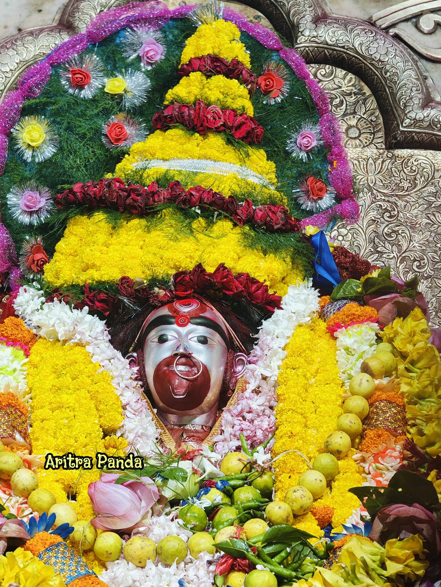 JaiMaaTarapith's tweet photo. ⚜️Kaushiki Amavasya 2024 🌷🌺
মহা কৌশিকী অমাবস্যা তিথিতে সন্ধ্যা আরতির সময় ফুলের সাজে মা তাঁরা 🌺⚜️

"বন্দিতাঙ্ঘি যুগে দেবি সর্ব্বসৌভাগ্যদায়িনি।
অচিন্ত্যরূপচরিতে সর্বশত্রুবিনাশিনী।"

#tarapith #tarapithtemple #KaushikiAmavasya2024 
#matara https://t.co/qkV3Xorudh