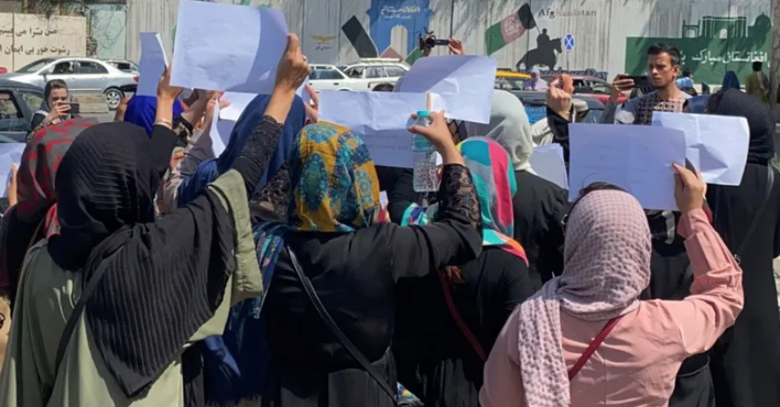 PoliticayModa's tweet image. Ya en 2021, los talibanes obligaron a las mujeres a cubrirse y muchas afganas (jugándose la vida) se manifestaron bajo el lema #DoNotTouchMyClothes para denunciar lo que en realidad significa censurar su rica, bella y poderosa vestimenta #powerdressing