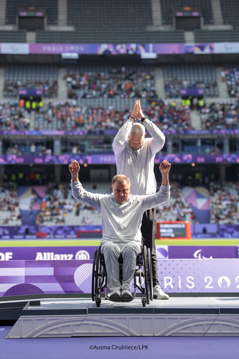 ltvzinas's tweet photo. 🥈 Šodien apbalvošanas ceremonijā Parīzes paraolimpiskajās spēlēs savu izcīnīto sudraba medaļu diska mešanā saņēma Latvijas sportists Aigars Apinis.  

Pēc svinīgās ceremonijas Apinis LTV atklāja, ka ir gandarījums. "Sudraba krāsa ir ļoti skaista," piebilda sportists, atgādinot, ka panākumu pamatā ir darbs un disciplīna. #Paris2024 #LTVParize2024 https://t.co/jGNHBKLXP6