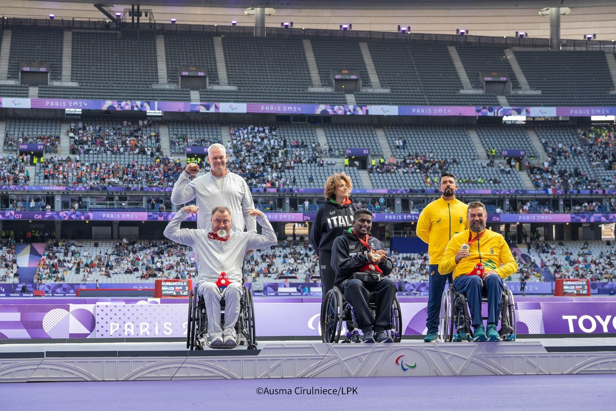ltvzinas's tweet photo. 🥈 Šodien apbalvošanas ceremonijā Parīzes paraolimpiskajās spēlēs savu izcīnīto sudraba medaļu diska mešanā saņēma Latvijas sportists Aigars Apinis.  

Pēc svinīgās ceremonijas Apinis LTV atklāja, ka ir gandarījums. "Sudraba krāsa ir ļoti skaista," piebilda sportists, atgādinot, ka panākumu pamatā ir darbs un disciplīna. #Paris2024 #LTVParize2024 https://t.co/jGNHBKLXP6