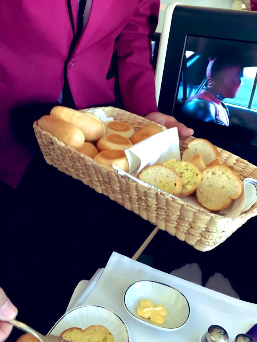 LoveStarAllians's tweet photo. タイ国際航空
ロイヤルファーストのパン🥐
ロイヤルシルクのパン🥖
エコノミーのパン🥪
今はどうかわからないけど、エコノミークラスでは、クルーがパンのおかわり周ってた。
#タイ国際航空 #パン #thaiairways #royalfirst #royalsilk #ファーストクラス #ロイヤルシルククラス #エコノミー https://t.co/1PZDYTRA3F