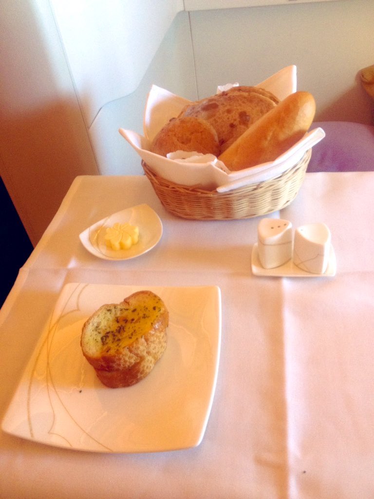 LoveStarAllians's tweet photo. タイ国際航空
ロイヤルファーストのパン🥐
ロイヤルシルクのパン🥖
エコノミーのパン🥪
今はどうかわからないけど、エコノミークラスでは、クルーがパンのおかわり周ってた。
#タイ国際航空 #パン #thaiairways #royalfirst #royalsilk #ファーストクラス #ロイヤルシルククラス #エコノミー https://t.co/1PZDYTRA3F