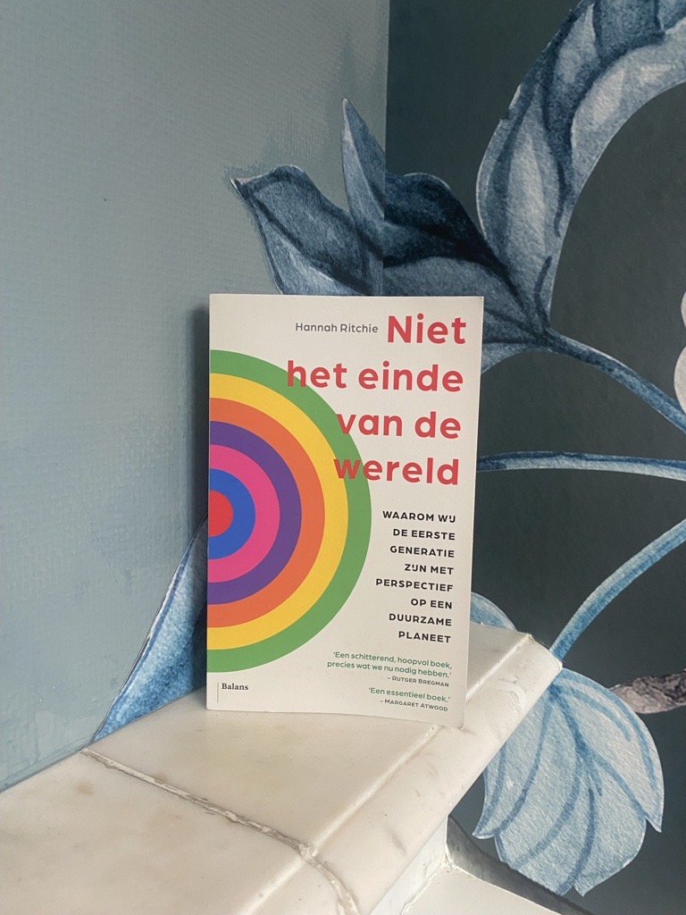 Onze Summer Book Club brengt collega's samen om inspirerende boeken te bespreken. Verbazingwekkend genoeg gaat dit niet (altijd) over politiek! Deze keer leidde Manon een boeiende discussie over 'Niet het einde van de wereld' van Hannah Ritchie, dat oproept tot positieve actie