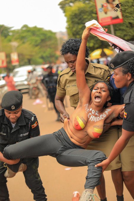 Ricky_fred_256's tweet photo. They almost separated her😭.
This ug police wapi🚮🚮🤒
Infact #AnitaMustResign and #StopCorruption https://t.co/QDZY4u40fr
