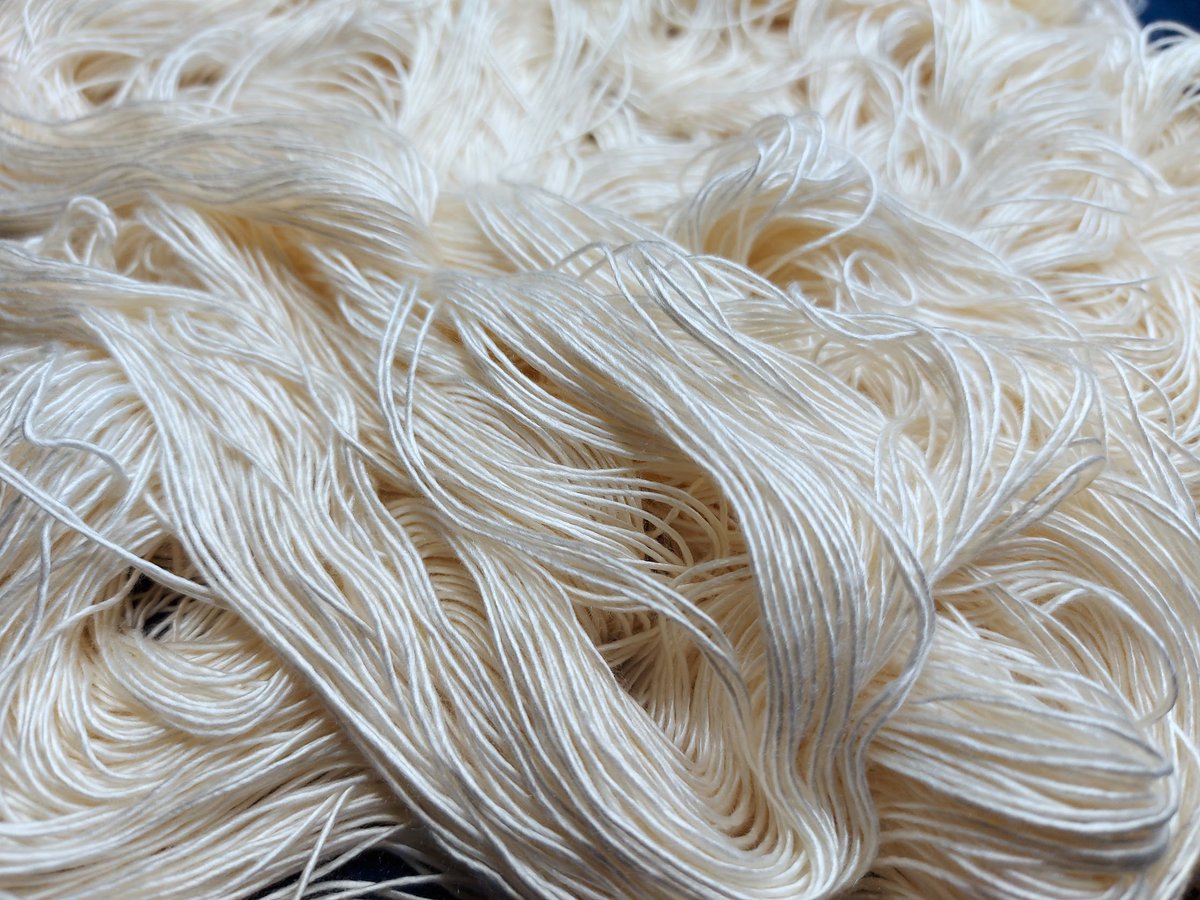 TL cleanse (bc Hasbara losers are in my mentions), so this is also for me too but look at this 100% silk yarn! I have pure silk in the shop for folks who are allergic to or adverse to wools and other protein fibers. THIS FEELS LIKE BUTTER AND IS SO SHINY!