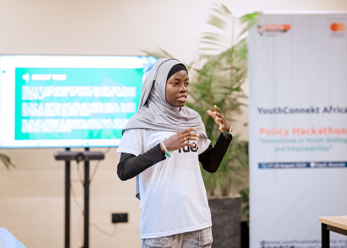 Lamiye19_dev's tweet photo. Quelle expérience mémorable !  Représenter @tdevorg au @YouthConnektAf Policy Hackathon à Kigali 🇷🇼 a été un véritable privilège.
#SkillsForFuture #MastercardFoundation https://t.co/yZUQSO3C2L