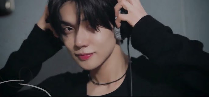 WORLDMUSICAWARD's tweet photo. #TXT's #YEONJUN scores the Top New Entry on both the Worldwide & European iTunes Song charts, landing at #6 and #23 respectively with his new catchy bop "Boyfriend", and rockets to #72 (+56) on US iTunes after reaching #1 on iTunes in over 10 countries! 💪🔝🆕💥6⃣🌎🎵➕2⃣3⃣🇪🇺🎵➕🚀7⃣2⃣🇺🇸🎵➕1⃣🎵✖️🔟+🌎🔥👑💜💛

▶️Spotify:https://t.co/b92NMxbym9… 📷Apple Music: https://t.co/WxMFO2qTu5…
WATCH:  https://t.co/AFlNeOkHyd 

"Boyfriend" Peaks on RealTime so far: 🔥
#24. Melon HOT100 
#81. Melon Realtime 
#225. Genie 

"Boyfriend" has reached #1 on iTunes in 11 Countries:
#1. Belarus 🇧🇾
#1. Indonesia  🇮🇩
#1. Japan 🇯🇵
#1. Kyrgyzstan🇰🇬
#1. Latvia 🇱🇻
#1. Malaysia 🇲🇾
#1. Mongolia 🇲🇳
#1. Philippines 🇵🇭
#1. Saudi Arabia 🇸🇦
#1. Taiwan 🇹🇼
#1. Thailand 🇹🇭

#yeonjun_boyfriend 
@TXT_members
@TXT_bighit