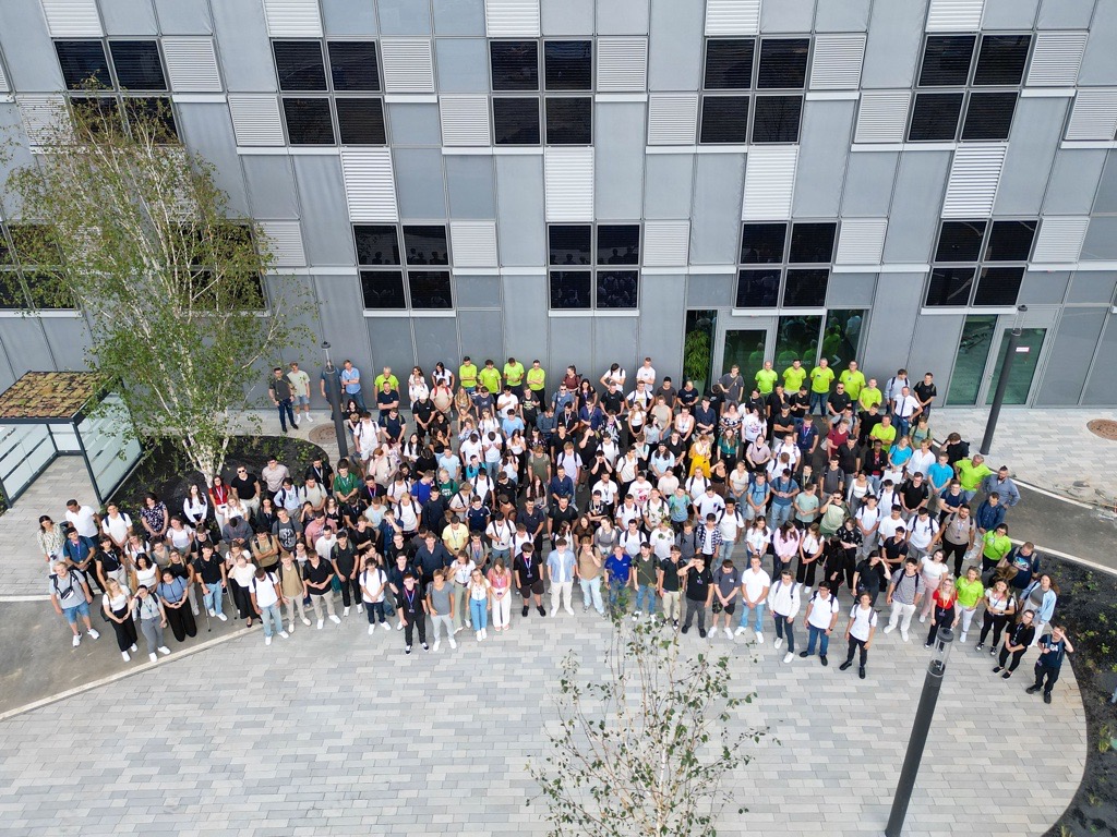 Heute haben wir über 220 neue Auszubildende in Darmstadt begrüßt! 🎉 Willkommen an Bord, wir wünschen euch viel Erfolg hier bei Merck! Bewirb dich jetzt: ms.spr.ly/6019m67u1 #Ausbildung #Zukunftstalente #Willkommen